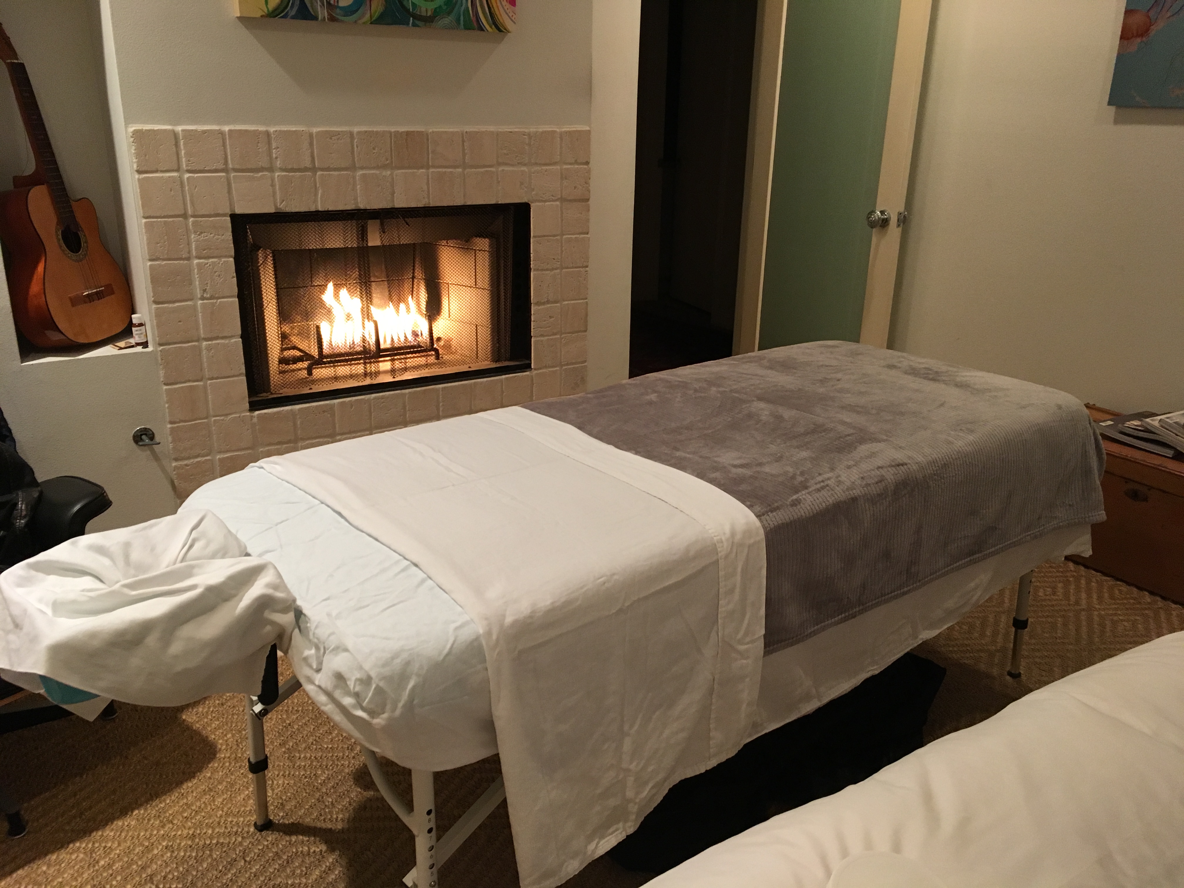 mobile-massage-table-at-home-fireplace